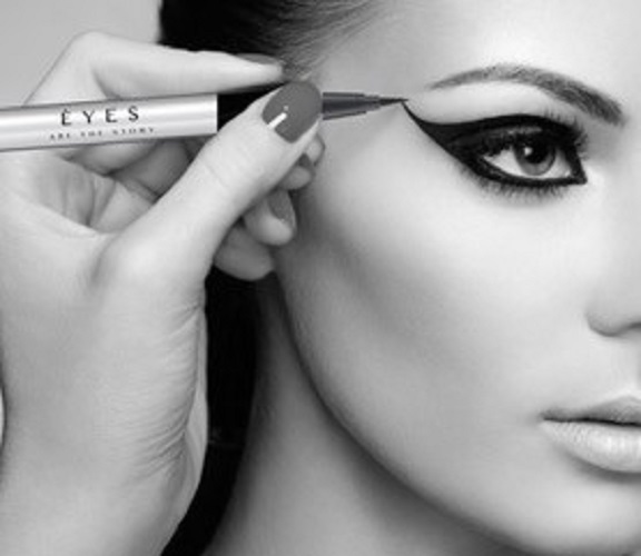 Cosmetics for Dry Eyes: Makeup Tips for Sensitive Skin